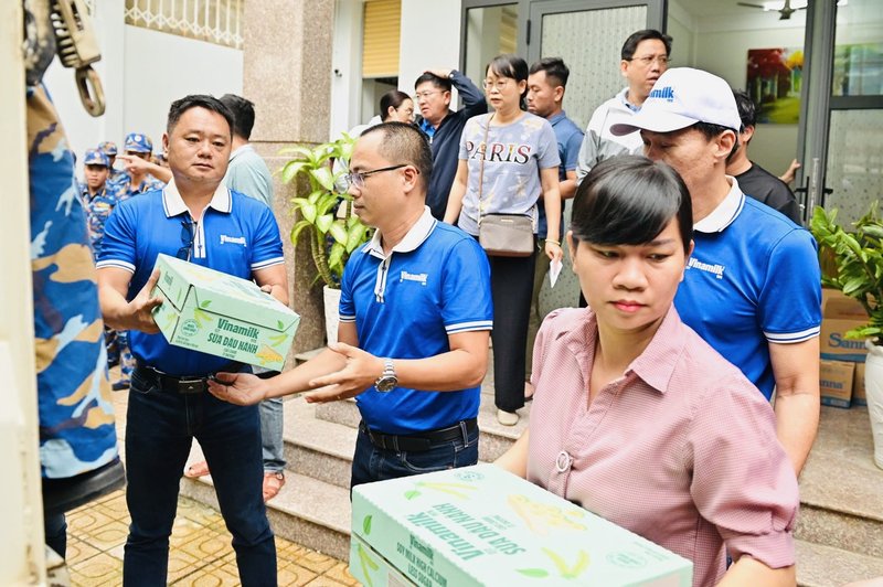 Hàng trăm nghìn sản phẩm dinh dưỡng Vinamilk được anh Nguyễn Xuân Tùng – Giám đốc Kinh doanh miền Trung và các cán bộ công nhân viên Vinamilk kịp thời trao tặng - Ảnh: Vi Nam