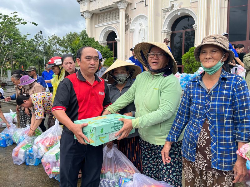 Các sản phẩm dinh dưỡng Vinamilk đã đến tận tay người dân vùng lũ xã Diên Điền, Diên An tỉnh Khánh Hòa - Ảnh: Vi Nam