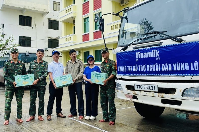 Anh Nguyễn Xuân Bình – Giám đốc Nhà máy Sữa Vinamilk Bình Định cùng cán bộ công nhân viên công ty trao tặng sản  phẩm dinh dưỡng Vinamilk - Ảnh: Vi Nam