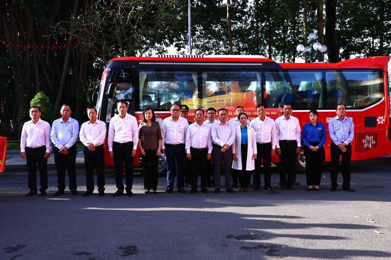 Bí thư Tỉnh ủy Đồng Nai Vũ Hồng Văn cùng lãnh đạo tỉnh và thành viên đoàn công tác.