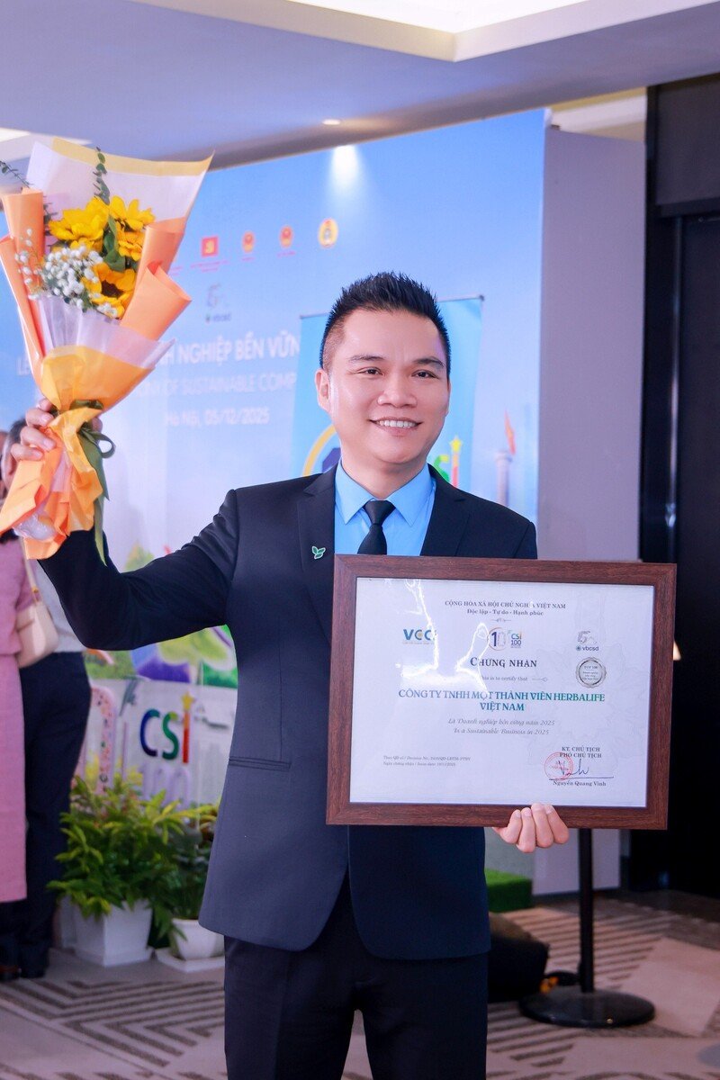 Ông Nguyễn Thành Đạt – Giám Đốc Truyền Thông Herbalife Việt Nam nhận bằng khen đây là lần thứ 8 Herbalife đạt giải