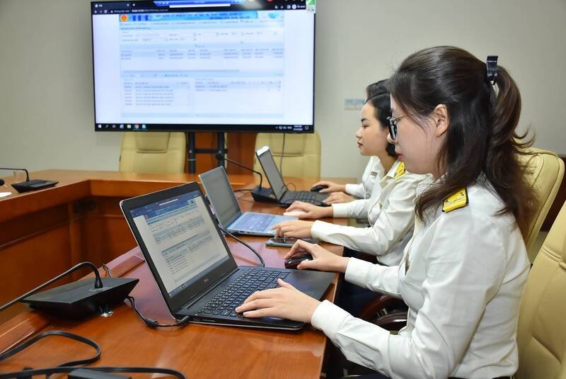  Bảo đảm sự công bằng giữa các nhóm công chức, viên chức.