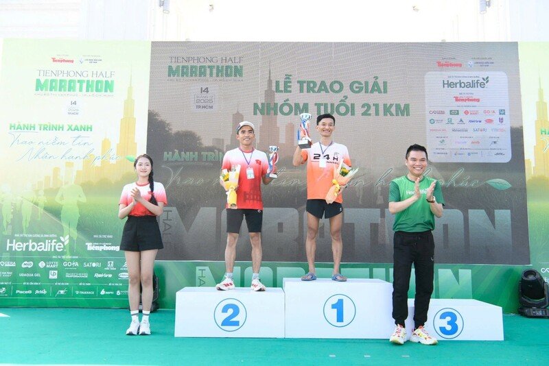 Ông Nguyễn Thành Đạt – Giám Đốc Truyền Thông Herbalife Việt Nam &  HH Hà Trúc Linh trao giải cho các VĐV đạt giải
