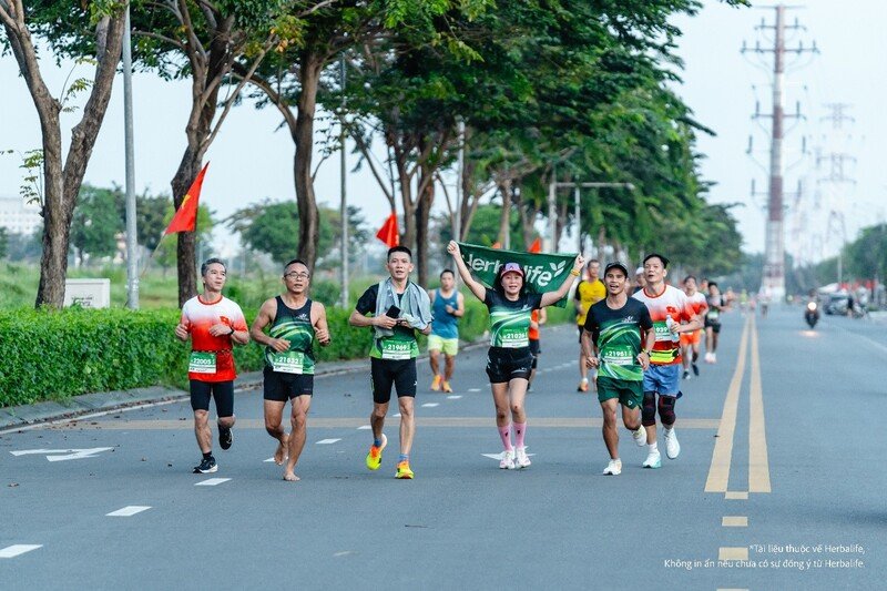 Các runner đang trên đường đua Tiền Phong Half Marathon 2025 luôn thể hiện sức bền & tự tin