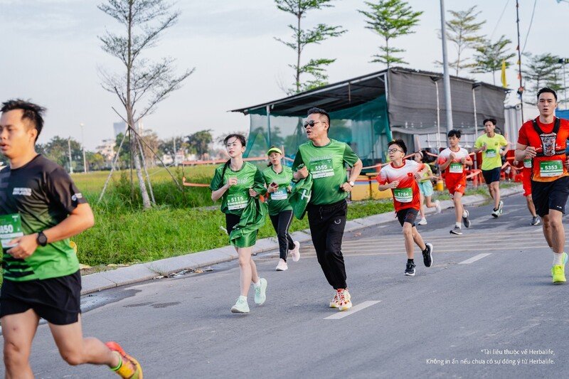  VĐV Châu Tuyết Vân & Ông Nguyễn Thành Đạt  tham gia Tiền Phong Half Marathon 2025 tại TPHCM