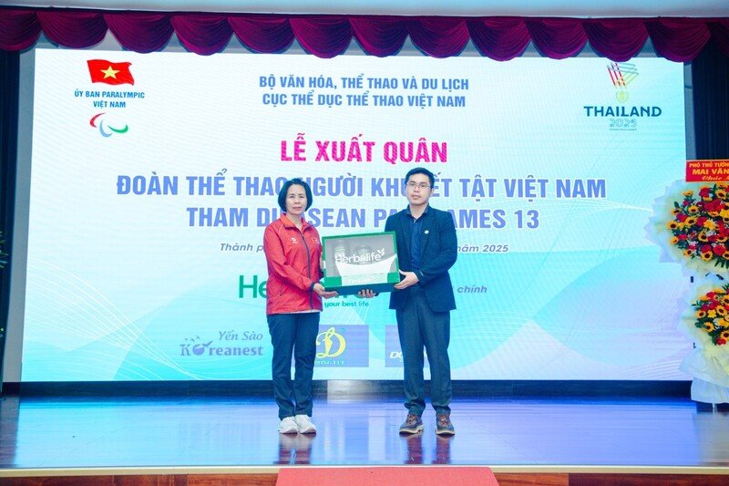  Đại diện Herbalife Việt Nam tặng quà cổ vũ tinh thần cho Đoàn Việt Nam đạt thành tích cao tại kỳ Para games lần thứ 13