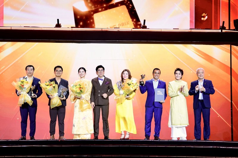 Ông Đỗ Thanh Tuấn (ngoài cùng bên trái) – Giám đốc Đối ngoại, đại diện Vinamilk đón nhận giải thưởng Vạn Xuân Awards – Thương hiệu sáng tạo tiên phong (Ảnh: Minh Anh)