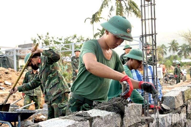 Bộ đội Sư đoàn 315 (Quân khu 5) nỗ lực đẩy nhanh tiến độ thi công xây nhà cho các hộ dân ở Đội 3, thôn Phú Hữu (Hòa Thịnh, Đắk Lắk). Ảnh: Báo Quân Đội Nhân Dân