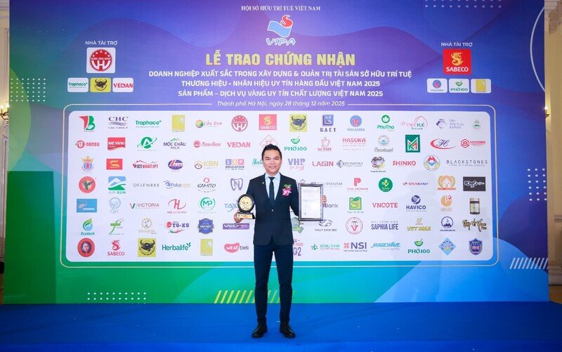 Ông Nguyễn Thành Đạt – Giám Đốc Truyền Thông Herbalife Việt Nam tại lễ trao giải tại Hà Nội vào tháng 12/2025