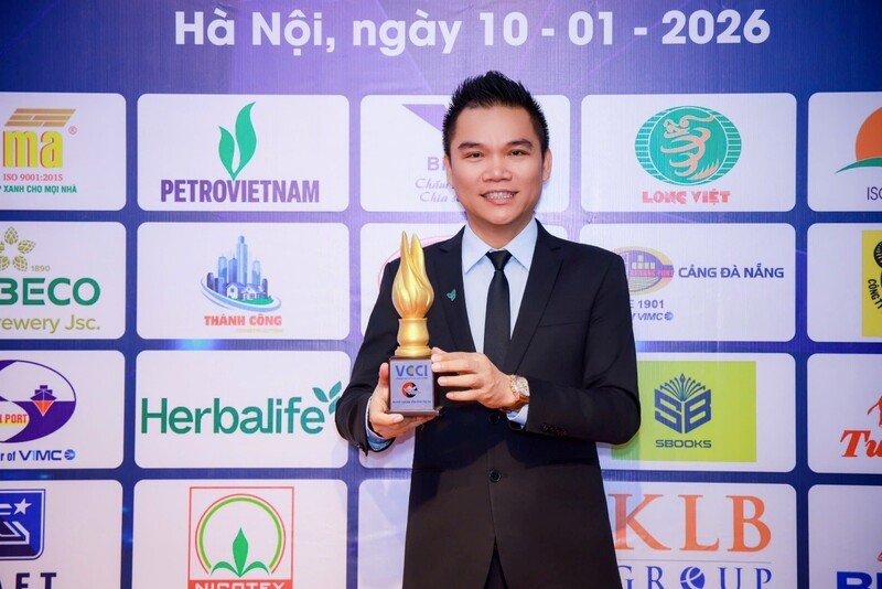 Ông Nguyễn Thành Đạt – Giám Đốc Truyền thông Herbalife Việt Nam nhận cúp từ BTC