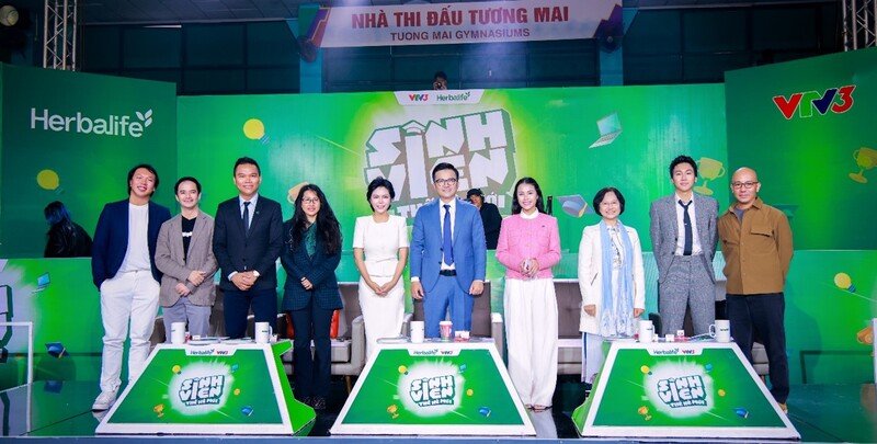 Ông Nguyễn Thành Đạt – Giám Đốc Truyền Thông Cấp Cao Herbalife Việt Nam cùng Ban Giám Khảo cuộc thi