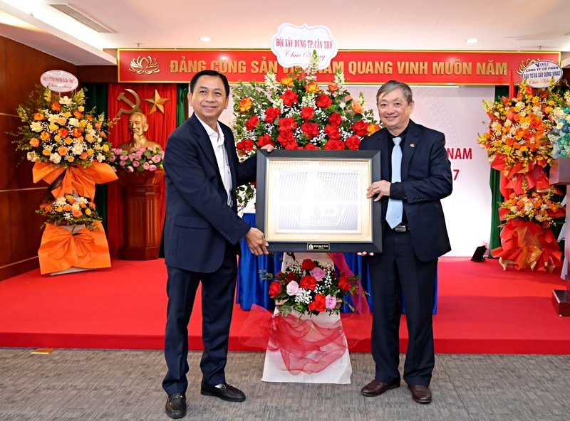 Ths. Lê Thành Phiêu - Chủ tịch Hội xây dựng TP Cần Thơ tặng hoa và quà lưu niệm chúc mừng Hội nghị