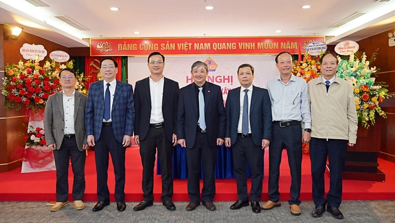 TS. Đặng Việt Dũng chụp ảnh lưu niệm lãnh đạo Hội Xây dựng TP Đà Nẵng và lãnh đạo Liên Hiệp các hội Khoa học kỹ thuật tỉnh Phú Thọ