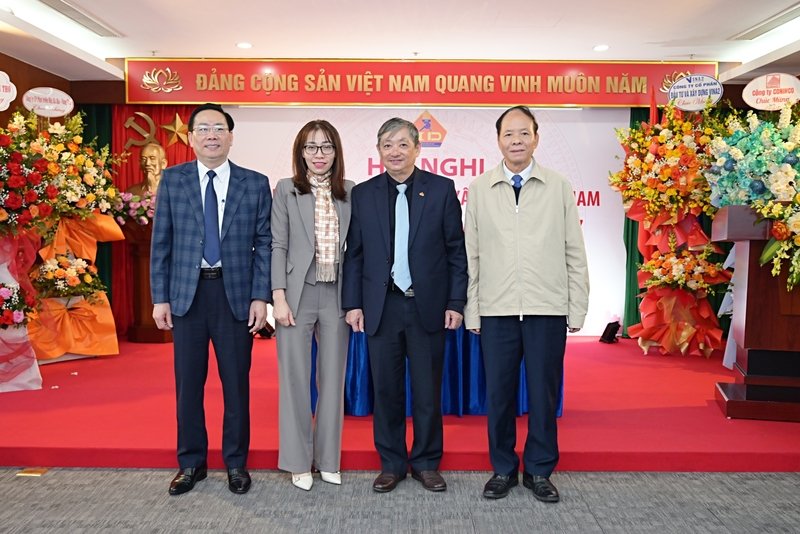 TS. Đặng Việt Dũng chụp ảnh lưu niệm lãnh đạo Liên Hiệp các hội Khoa học kỹ thuật tỉnh Phú Thọ