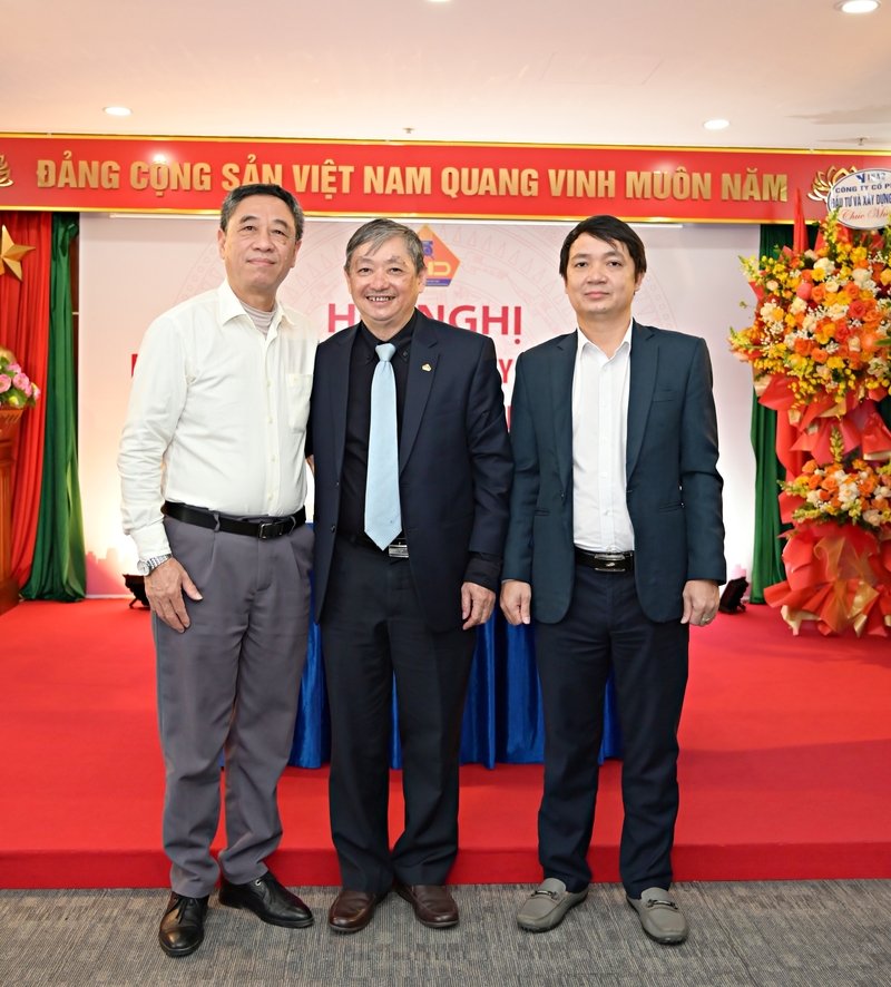 Lãnh đạo Hội xây dựng Lạng Sơn chụp ảnh kỉ niệm với TS. Đặng Việt Dũng và Nhà báo Hoàng Chiến Thắng