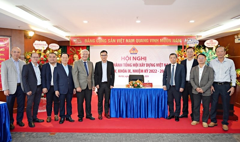 Đoàn lãnh đạo Hội KHKT Xây dựng TP.HCM và Hội Xây dựng TP Đà Nẵng chụp ảnh lưu niệm tại Hội nghị