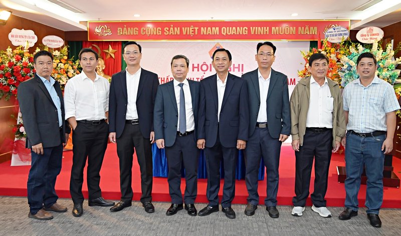 Đoàn lãnh đạo Hội Xây dựng TP Đà Nẵng và TP Cần Thơ chụp ảnh lưu niệm tại Hội nghị