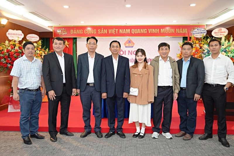 Đoàn công tác Hội Xây dựng TP Cần Thơ chụp ảnh lưu niệm tại Hội nghị