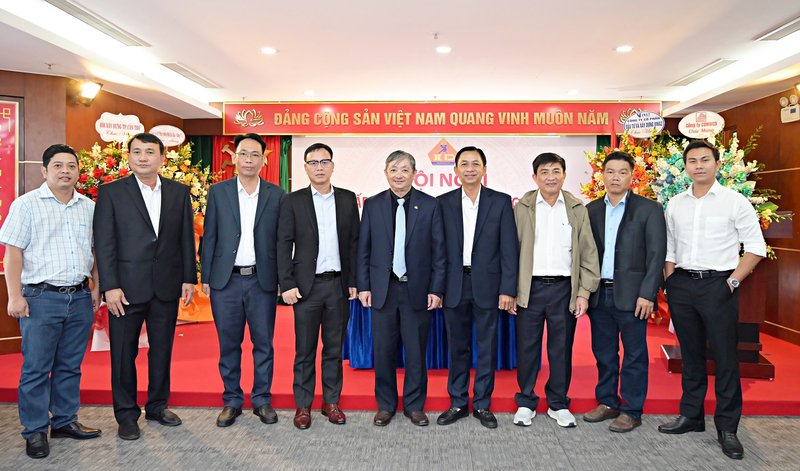 TS Đặng Việt Dũng chụp ảnh lưu niệm với đoàn lãnh đạo Hội Xây dựng TP Cần Thơ tham dự Hội nghị