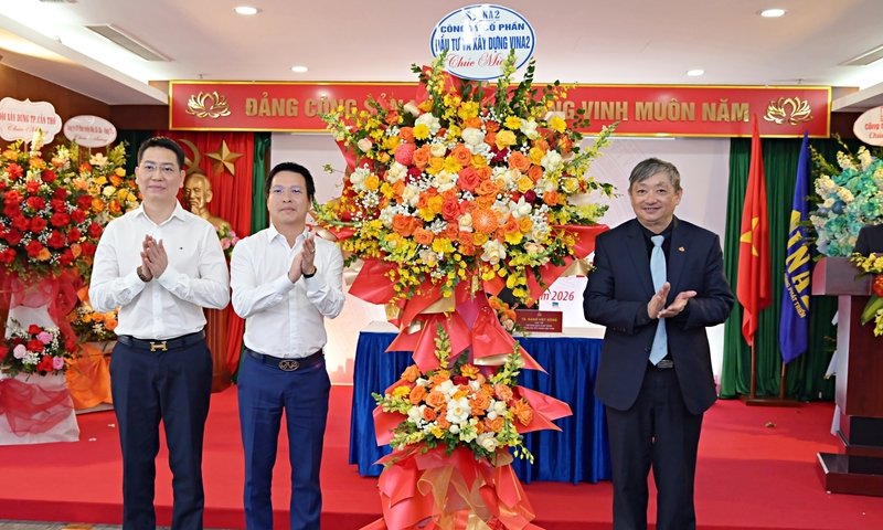 Công ty Cổ phần Đầu tư và Xây dựng VINA2 tặng hoa chúc mừng Hội nghị