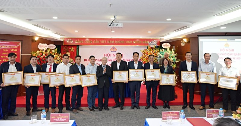 TS Đặng Việt Dũng tặng bằng khen cho các tập thể, cá nhân đã có thành tích xuất sắc trong công tác hoạt động Hội năm 2025, góp phần xây dựng Tổng hội Xây dựng Việt Nam 