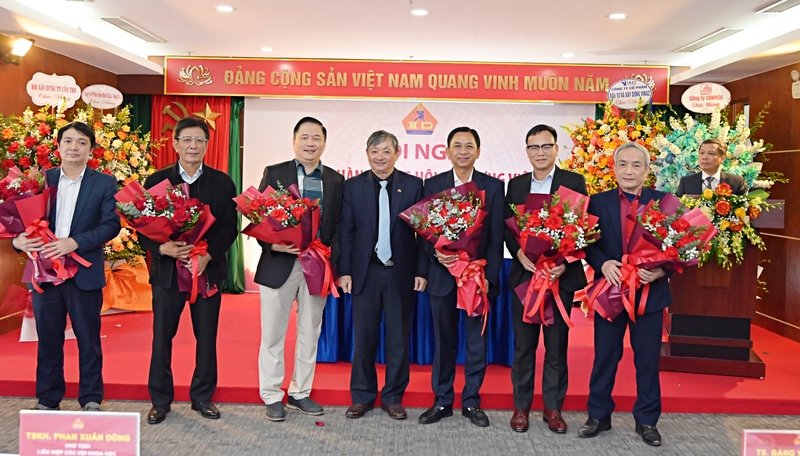 TS. Đặng Việt Dũng tặng hoa chúc mừng các đồng chí được bầu bổ sung Ủy viên BCH, Ủy viên Đoàn Chủ tịch và Ủy viên Ban Kiểm tra Tổng hội