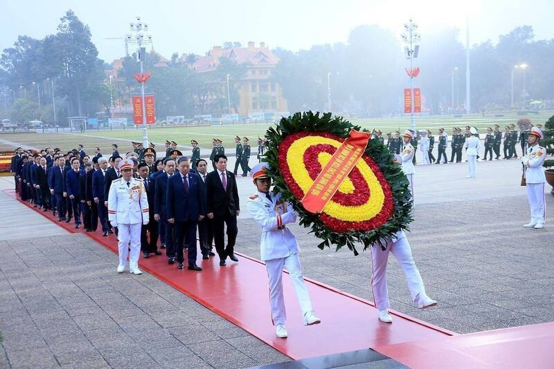 Các đại biểu vào Lăng viếng Chủ tịch Hồ Chí Minh. Ảnh: TTXVN