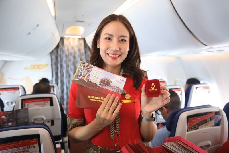Vietjet Thailand tặng quà lưu niệm cho hành khách trên chuyến bay đầu tiên