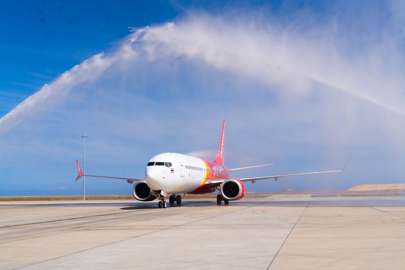 Chuyến bay đầu tiên Băng Cốc - Nha Trang được chào đón bằng vòi rồng khi hạ cánh tại Sân bay Quốc tế Cam Ranh