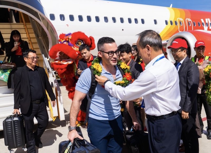 Hành khách trên chuyến bay đầu tiên Băng Cốc - Nha Trang được chào mừng trong không khí hân hoan