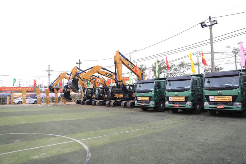  Máy móc, nhân lực được nhà thầu huy động để triển khai dự án. Ảnh: Quang Thái