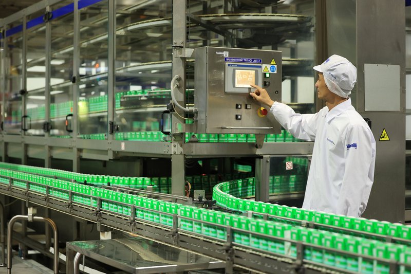 Vinamilk luôn tuân thủ quy định nghiêm ngặt từ việc kiểm soát nguyên liệu đầu vào đến vận chuyển và đưa sữa vào sản xuất khép kín để đảm bảo hương vị tươi ngon và hàm lượng dinh dưỡng cao khi đến tay người tiêu dùng. Ảnh: Vi Nam