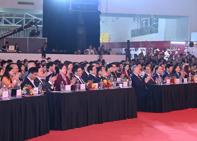  Thủ tướng Phạm Minh Chính và các đại biểu tại lễ bế mạc Hội chợ mùa Xuân lần thứ nhất năm 2026 - Ảnh: VGP/Nhật Bắc