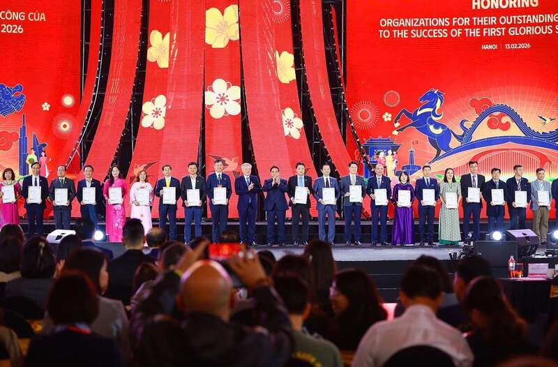  Thủ tướng Phạm Minh Chính và Phó Thủ tướng Thường trực Chính phủ Nguyễn Hòa Bình trao giấy chứng nhận của Ban Tổ chức Hội chợ vinh danh các đơn vị, tổ chức, doanh nghiệp đã có những đóng góp quan trọng, góp phần tạo nên dấu ấn và thành công của sự kiện - Ảnh: VGP/Nhật Bắc