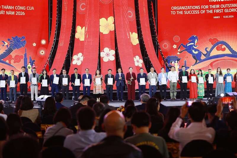 Phó Thủ tướng Chính phủ Bùi Thanh Sơn trao giấy chứng nhận của Ban Tổ chức Hội chợ vinh danh các đơn vị, tổ chức, doanh nghiệp đã có những đóng góp quan trọng, góp phần tạo nên dấu ấn và thành công của sự kiện - Ảnh: VGP/Nhật Bắc