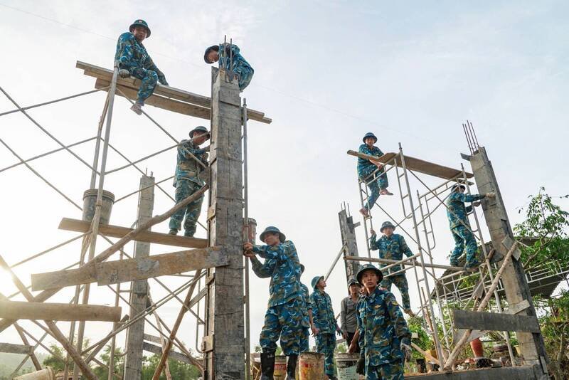  Chiến dịch Quang Trung xây dựng lại nhà cho người dân sau bão lũ.