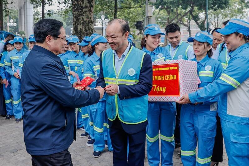  Thủ tướng thăm và động viên công nhân môi trường đô thị đang thực hiện nhiệm vụ tại vườn hoa Lê Trực - Ảnh: VGP/Nhật Bắc