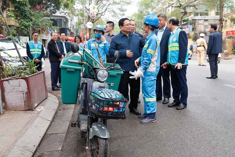  Thủ tướng thăm và động viên công nhân môi trường đô thị đang thực hiện nhiệm vụ tại Phố Nguyễn Thái Học - Ảnh: VGP/Nhật Bắc
