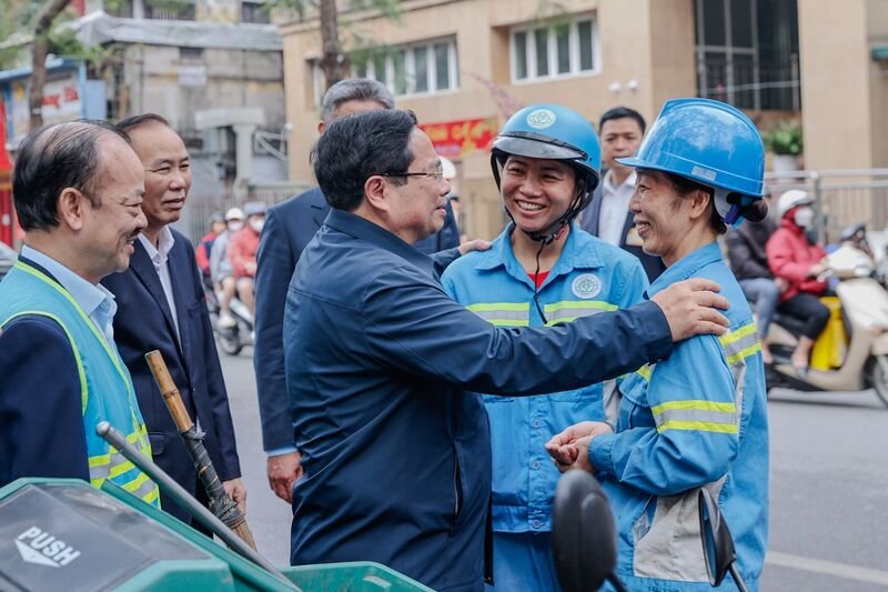  Thủ tướng thăm và động viên công nhân môi trường đô thị đang thực hiện nhiệm vụ tại Phố Nguyễn Thái Học - Ảnh: VGP/Nhật Bắc Thủ tướng thăm và động viên công nhân môi trường đô thị đang thực hiện nhiệm vụ tại Phố Nguyễn Thái Học - Ảnh: VGP/Nhật Bắc