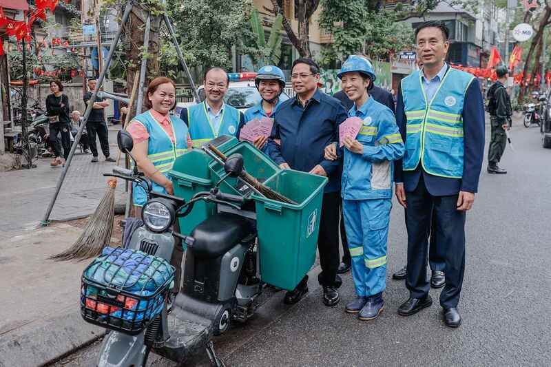  Thủ tướng thăm và động viên công nhân môi trường đô thị đang thực hiện nhiệm vụ tại ga Hà Nội - Ảnh: VGP/Nhật Bắc