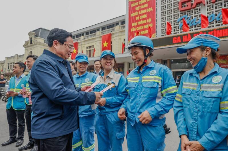  Thủ tướng thăm và động viên công nhân môi trường đô thị đang thực hiện nhiệm vụ tại ga Hà Nội - Ảnh: VGP/Nhật Bắc