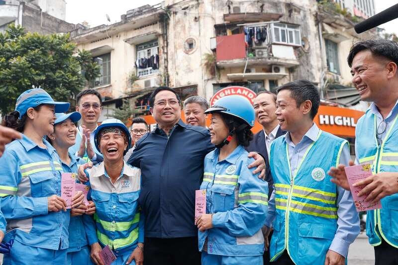  Thủ tướng thăm và động viên công nhân môi trường đô thị đang thực hiện nhiệm vụ tại Phố Trần Nhân Tông - Ảnh: VGP/Nhật Bắc