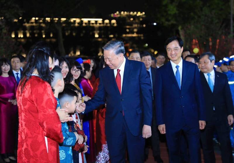 Tổng Bí thư Tô Lâm chúc Tết đại diện các tầng lớp nhân dân Thủ đô Hà Nội.