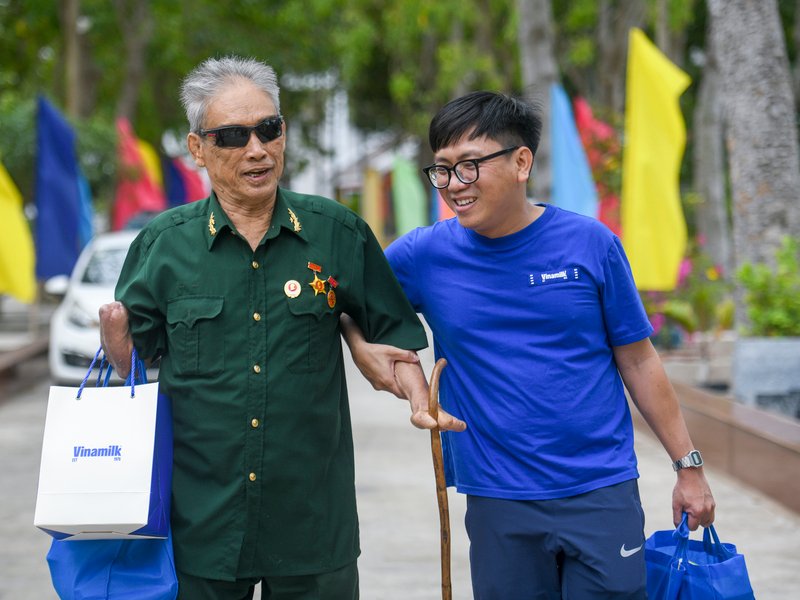 Nụ cười của các cựu chiến binh tại Trung tâm Điều dưỡng Thương binh và Người có công Long Đất ngày đoàn nhân viên Vinamilk ghé thăm (Ảnh: Minh Anh).
