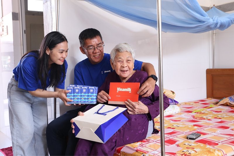 Hàng trăm món quà dinh dưỡng đã được cán bộ, nhân viên Vinamilk từ nhiều đơn vị trao gửi trực tiếp đến 193 thương – bệnh binh đang điều dưỡng tại các trung tâm chăm sóc người có công ở TP.HCM, Ninh Bình, Đà Nẵng (Ảnh: Minh Anh). 