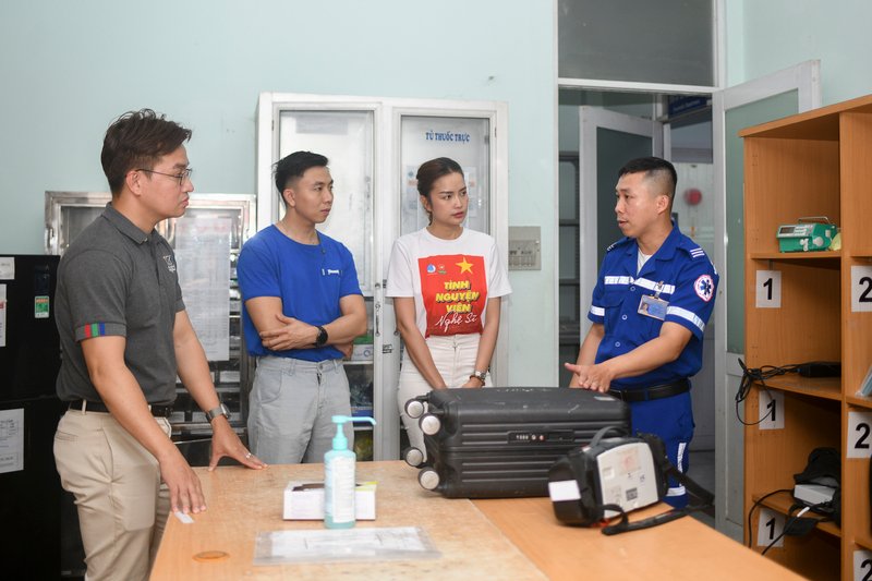 Bác sĩ Từ Hiển Duy chia sẻ về công việc của một bác sĩ cấp cứu ngoại viện (Ảnh: Minh Anh). 