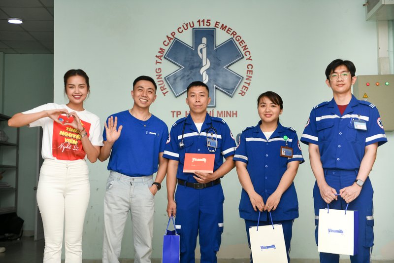 Hoa hậu Ngọc Châu và đại diện Vinamilk gửi phần quà dinh dưỡng đến các bác sĩ tại Trung tâm cấp cứu 115 TP.HCM (Ảnh: Minh Anh). 