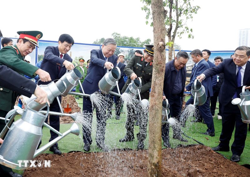  Tổng Bí thư Tô Lâm tin tưởng phong trào “Tết trồng cây” năm nay sẽ đạt được nhiều kết quả thực chất, góp phần xây dựng Thủ đô Hà Nội ngày càng Xanh-Sạch-Đẹp, xứng đáng là trung tâm đầu não chính trị-hành chính quốc gia, trái tim của cả nước - Ảnh: TTXVN