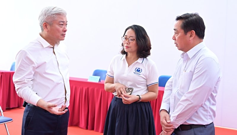 Ông Mai Trọng Thái, Bí thư Đảng ủy, Chủ tịch Hội đồng nhân dân phường, Trưởng ban chỉ đạo, Chủ tịch Ủy ban bầu cử phường Đại Mỗ (ngoài cùng bên trái ảnh) và ông Nguyễn Chí Dũng – Phó Chủ tịch UBND phường Đại Mỗ trao đổi về công tác chuẩn bị bầu cử với lãnh đạo trường THCS Nguyễn Du - Khu vực bỏ phiếu số 10.