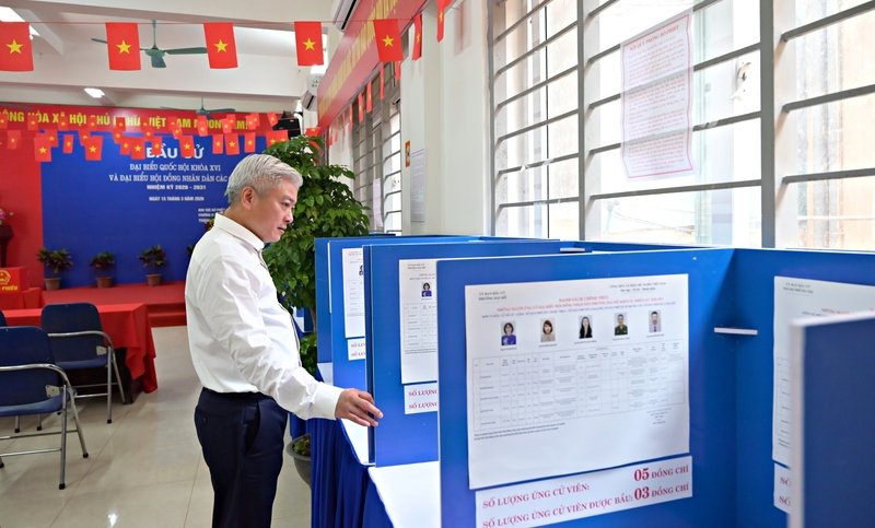 Ông Mai Trọng Thái, Bí thư Đảng ủy, Chủ tịch Hội đồng nhân dân phường, Trưởng ban chỉ đạo, Chủ tịch Ủy ban bầu cử phường Đại Mỗ kiểm tra công tác chuẩn bị bầu cử tại khu vực bỏ phiếu số 29